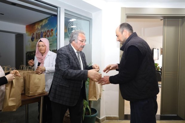 Belediye Başkanımız Sn. Mustafa Kenan Sarıtaş, Ramazan Bayramı dolayısı ile belediye binasında ve diğer hizmet birimlerinde görev yapan personellerimizle bayramlaştı.