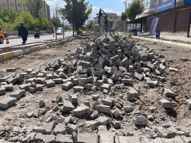 Belediye Başkanımız Mustafa Kenan Sarıtaş Fen İşleri Müdürlüğüne bağlı ekiplerimiz tarafından, Kapadokya caddesinde sıcak asfalt çalışması öncesi zemin hazırlığı ve kilitli parke sökümü çalışmasını yerinde inceledi.