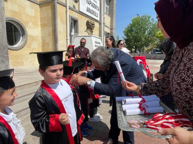 Belediye Başkanımız Sayın Mustafa Kenan Sarıtaş Kapadokya Anaokulu’nun yıl sonu mezuniyet törenine katıldı.