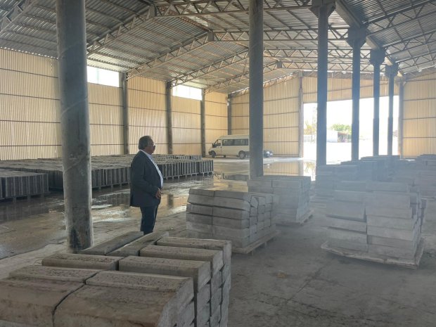 Belediyemize ait kilit parke ve bordür tesisinde üretim çalışmaları hız kesmeden devam ediyor.