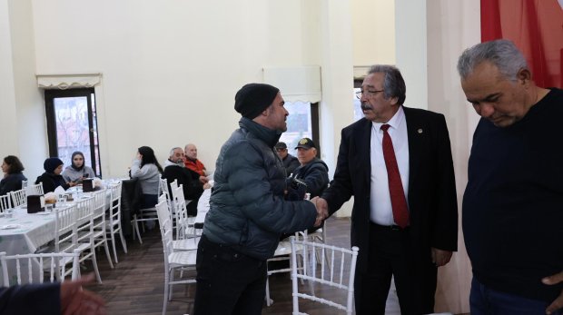 BELEDİYEMİZİN GELENEKSEL İFTAR SOFRASINDA HEMSEHRİLERİMİZ BİR ARADA ORUÇLARINI AÇIYOR