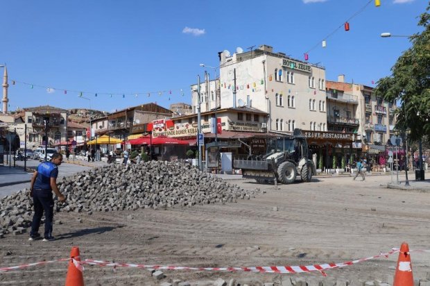 Avanos Çarşı Meydanı’nda, PTT önünden Çarşı Meydanı istikametine uzanan güzergahta, sıcak asfalt çalışmaları öncesinde kilit parke söküm çalışmalarına başlandı.