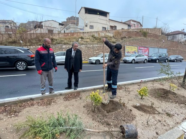 Ağaç Dikim Çalışmalarımız Yoğun Bir Tempo İle Devam Ediyor. Belediye Başkanımız Sayın Mustafa Kenan Sarıtaş, ağaçlandırma çalışmalarına bizzat ağaç dikerek katkı sağladı.