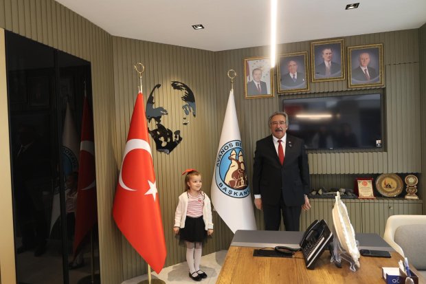 BELEDİYE BAŞKANIMIZ BAŞKANLIK KOLTUĞUNU ÇOCUKLARA DEVRETTİ