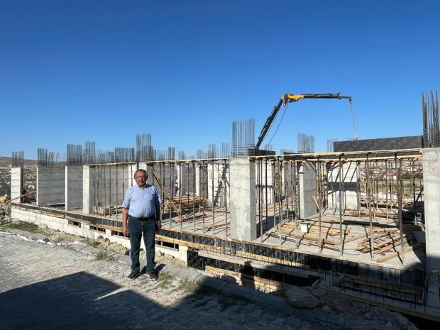 İlçemizin iki önemli yatırımı olan; yeni Hükümet Konağı binası ile Kız Meslek ve Teknik Anadolu Lisesi inşaatları, adeta birbiriyle yarışarak hızla yükseliyor.