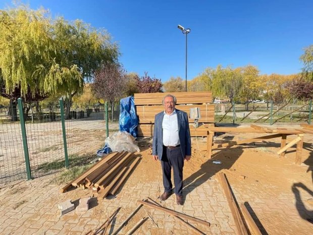 Tarihi Taş Köprüde Çelik Konstrüksiyon Üstüne Beton Atma ve Yürüyüş Yoluna Döşenecek Kereste Çalışması Yapılıyor