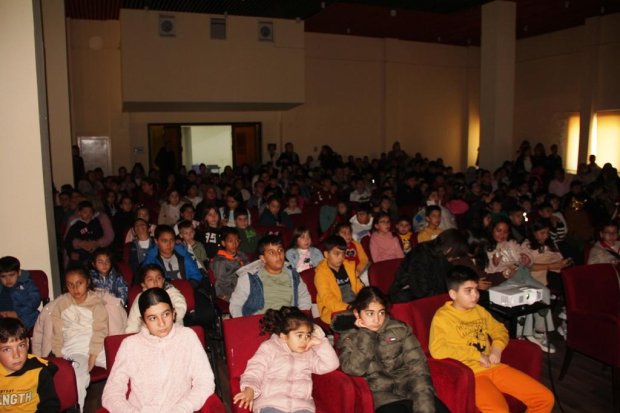"61. Kütüphane Haftası" etkinlikleri kapsamında düzenlenen animasyon film gösterimi çocukların büyük ilgisi ve yoğun katılımıyla gerçekleştirildi.