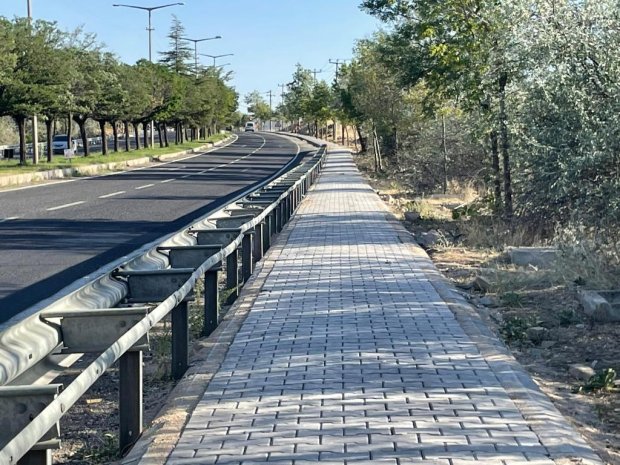 Çevre Yolu Köprüsü ile Karaseki Mahallesi kavşağı arasında yer alan güzergâhta, yolun her iki cephesinde yürütülen kaldırım ve bordür çalışmaları tamamlandı.