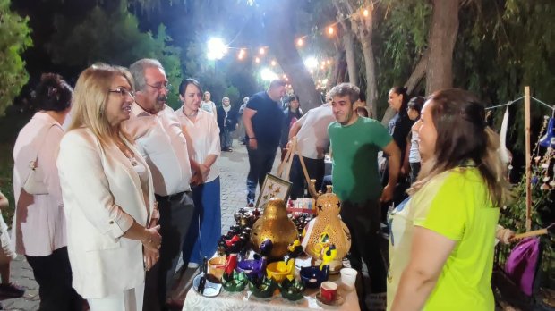 Nevşehir Milletvekilimiz Sn. Prof. Dr. Filiz Kılıç, Belediye Başkanımız ile birlikte Avanos Geleneksel Halk Panayırını ve Kadın Emek Stantlarını ziyaret etti.