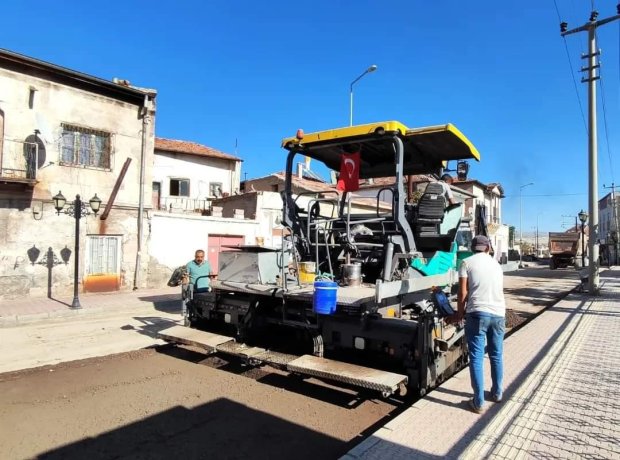 Belediye Başkanımız Mustafa Kenan Sarıtaş, Orta Mahalle Atatürk Caddesinde Alaaddin Cami ve Taş Köprü arasında devam eden sıcak asfalt çalışması öncesi zemin hazırlığı çalışmasını yerinde inceledi.