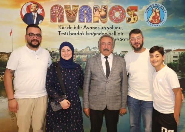 Belediye Başkanımızın gurbetçi yeğeni Lütfiye Gürsu ve Ailesi Belediye Başkanımızı makamında ziyaret etti.