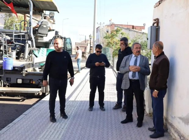 Belediye Başkanımız Mustafa Kenan Sarıtaş, Orta Mahalle Atatürk Caddesinde Alaaddin Cami ve Taş Köprü arasında devam eden sıcak asfalt çalışması öncesi zemin hazırlığı çalışmasını yerinde inceledi.