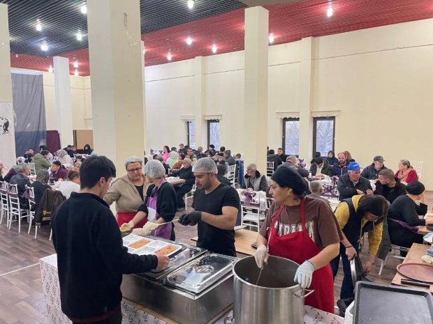 Belediyemiz tarafından düzenlenen geleneksel iftar yemeği, yoğun katılımla devam ediyor.