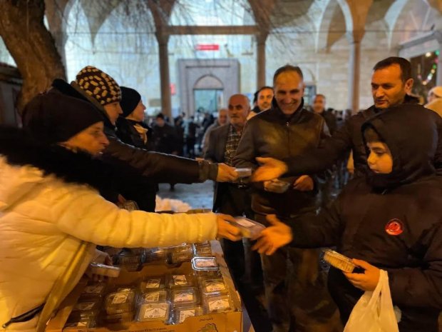 Belediyemizden Berat Kandili’nde Lokma İkramı
