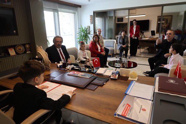 BELEDİYE BAŞKANIMIZ BAŞKANLIK KOLTUĞUNU ÇOCUKLARA DEVRETTİ