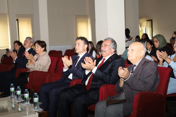 29 Ekim Cumhuriyet Bayramı kutlama etkinlikleri kapsamında, belediyemiz bünyesinde çalışmalarını sürdüren Türk Halk Müziği Korosu ve Çocuk Korosu tarafından Cumhuriyet Konseri ve Tiyatro Etkinliği gerçekleştirildi.