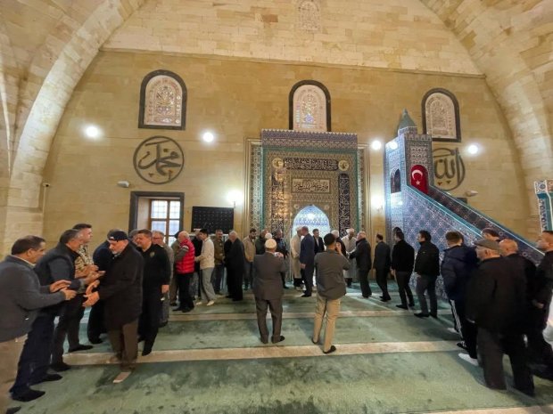 Belediye Başkanımız Sayın Mustafa Kenan Sarıtaş, Ramazan Bayramı’nın manevi atmosferini hemşehrilerimizle birlikte yaşayarak bayram namazını Avanos Şehit Şevket Tekin Merkez Camii'nde eda ettikten sonra vatandaşlarımızla bayramlaştı.