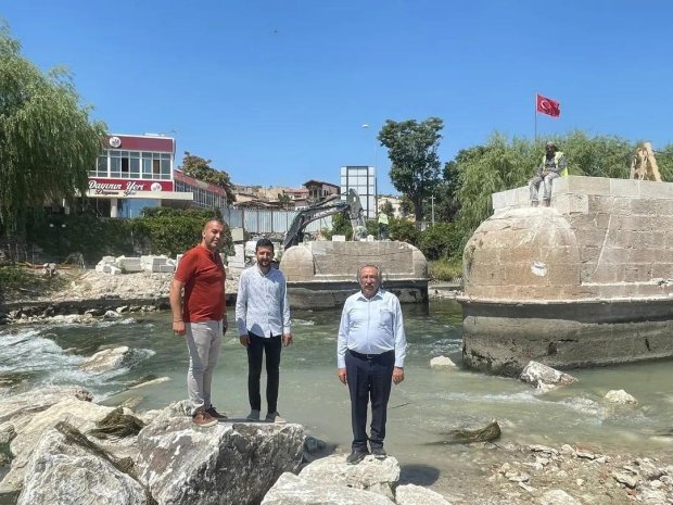 Belediye Başkanımız Mustafa Kenan Sarıtaş, restorasyon süreci devam eden Tarihi Taş Köprü’nün çalışmalarını yerinde inceledi.