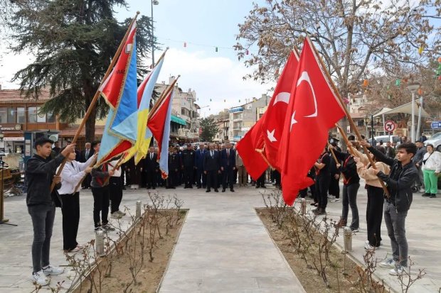 18 Mart Şehitleri Anma Günü ve Çanakkale Deniz Zaferi'nin 110. yıl dönümü dolayısıyla Cumhuriyet Meydanı Atatürk Anıtında tören düzenlendi.