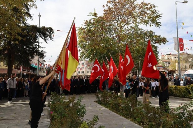 Belediye Başkanımız Sayın Mustafa Kenan Sarıtaş, Cumhuriyetimizin 102. yılı kutlamaları kapsamında düzenlenen törende, Cumhuriyet Meydanı’nda bulunan Atatürk Anıtı’na çelenk sundu.