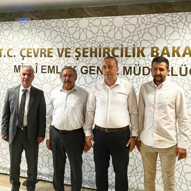 Belediye Başkanımız Mustafa Kenan Sarıtaş, Çevre ve Şehircilik Bakanlığı Milli Emlak Genel Müdürlüğü Daire Başkanı Haluk Göğüş ve Milli Emlak Genel Müdürlüğü Özel Tahsis Daire Başkanı Arif Mesut Özdemir’i makamlarında ziyaret etti.
