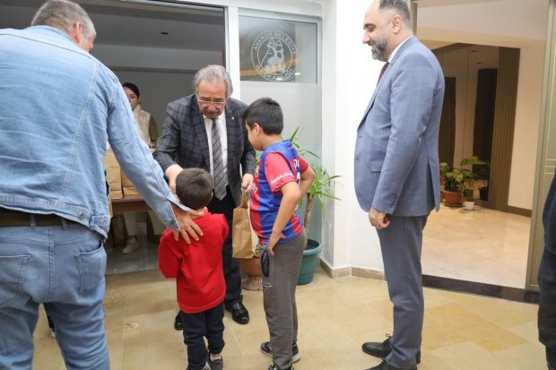 Belediye Başkanımız Sn. Mustafa Kenan Sarıtaş, Ramazan Bayramı dolayısı ile belediye binasında ve diğer hizmet birimlerinde görev yapan personellerimizle bayramlaştı.