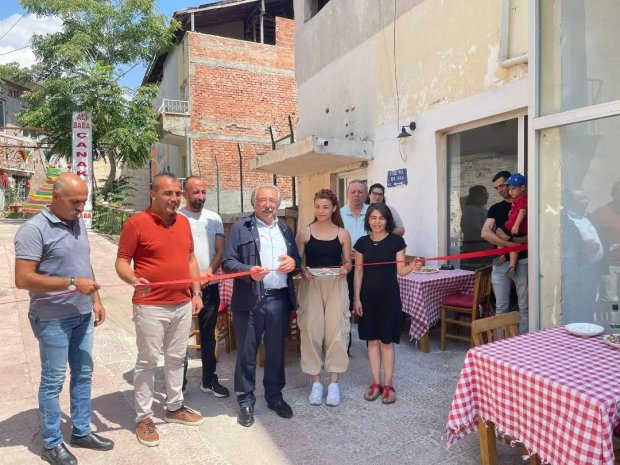 Belediye Başkanımız Mustafa Kenan Sarıtaş, Yeni Esnafımızın işyeri açılışını yaptı.