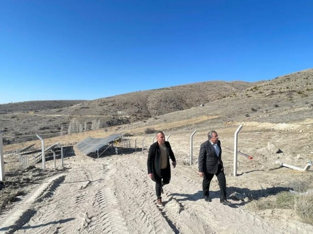 Köybağı Değirmenbaşı su kuyularımızın enerji ihtiyacını karşılamak amacıyla kurulumuna başlanan güneş enerji panellerinin montaj çalışmaları tamamlanıyor.