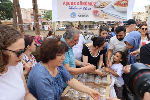 Belediye Başkanımız Sayın Mustafa Kenan Sarıtaş, Muharrem Ayı’nın manevi iklimi dolayısıyla Avanos Çarşı Meydanı’nda vatandaşlarımıza aşure ikramında bulundu.