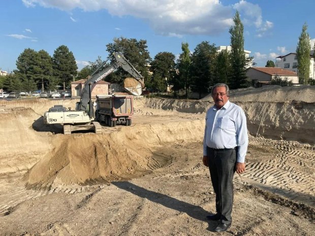 Belediye Başkanımız, İlçemizin yeni Hükümet Konağı’nın hızla devam eden temel atma çalışmalarını yerinde inceleyerek çalışmalar hakkında bilgi aldı.