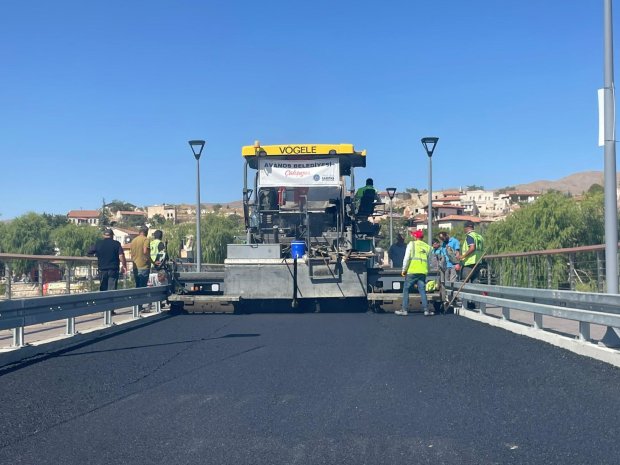 Tarihi Taşköprümüzde araç geçişlerindeki kasis etkisini azaltacak olan konfor asfaltı atım çalışmaları yoğun bir tempoyla sürdürülüyor.