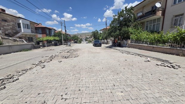 EKONOMİK ÖMRÜNÜ TAMAMLAMIŞ YOLLARIMIZDA KİLİT PARKE YOL ÇALIŞMALARI