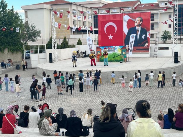 Avanos Belediyesi ve Göreme Belediyesi iş birliğinde, Kapadokya At ve Atçılık Kültür Festivali etkinlikleri kapsamında çocuklara yönelik Tiyatro oyunu düzenlendi.