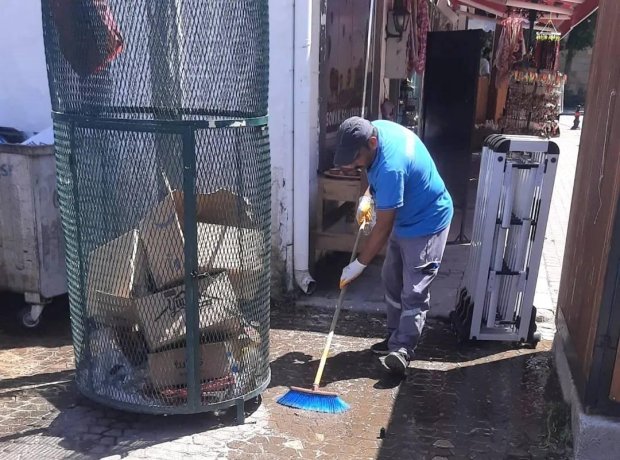 Çöp Konteynerleri yıkanarak dezenfekte ediliyor.