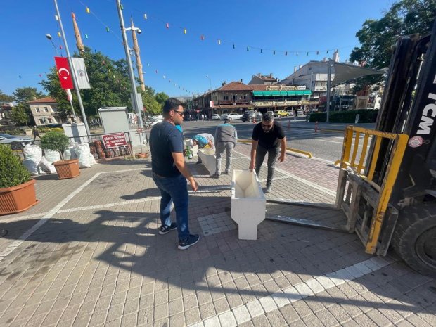 Belediyemizin çarşı merkezinde başlattığı yayalaştırma ve trafiği sınırlandırma çalışmalarının ardından, bölgenin estetik görünümünü de desteklemek üzere çarşı merkezine dekoratif çiçek saksıları temin edilerek yerleştirilmeye başlandı.