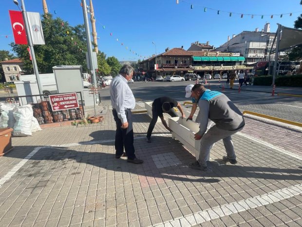 Belediyemizin çarşı merkezinde başlattığı yayalaştırma ve trafiği sınırlandırma çalışmalarının ardından, bölgenin estetik görünümünü de desteklemek üzere çarşı merkezine dekoratif çiçek saksıları temin edilerek yerleştirilmeye başlandı.