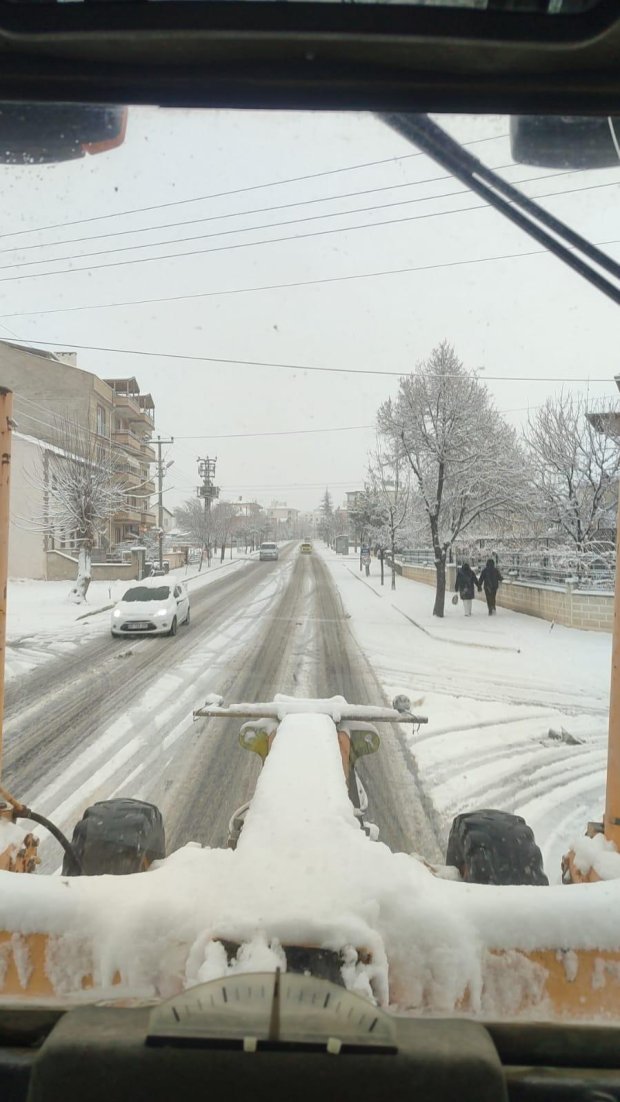 Gece saatlerinden itibaren başlayan kar yağışı ile birlikte belediye ekiplerimiz tuzlama, kar küreme ve kaldırım temizliği çalışmaları yaparak yolları açtı.