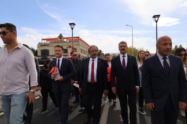 Cumhuriyetimizin 102. yılı etkinlikleri kapsamında, Avanos Mutlu Çocuk Anaokulu tarafından Cumhuriyet Korteji Yürüyüşü ve Çocuk Şenliği etkinliği düzenlendi.
