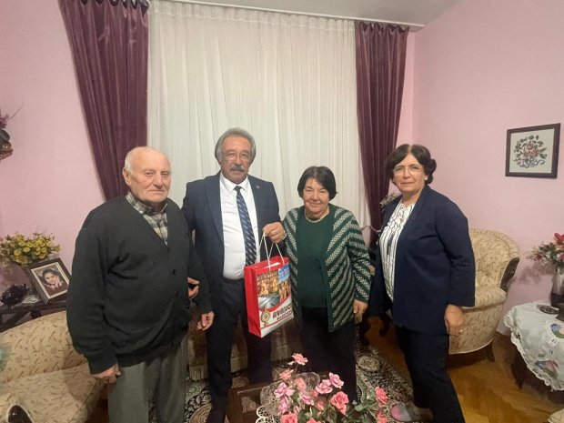 Belediye Başkanımız Sayın Mustafa Kenan Sarıtaş, kıymetli eşi Sayın Cahide Sarıtaş Hanımefendi ile birlikte 24 Kasım Öğretmenler Günü dolayısıyla ilçemizin eğitim hayatına yıllarca emek vermiş, emekli öğretmenlerimizi ziyaret etti.