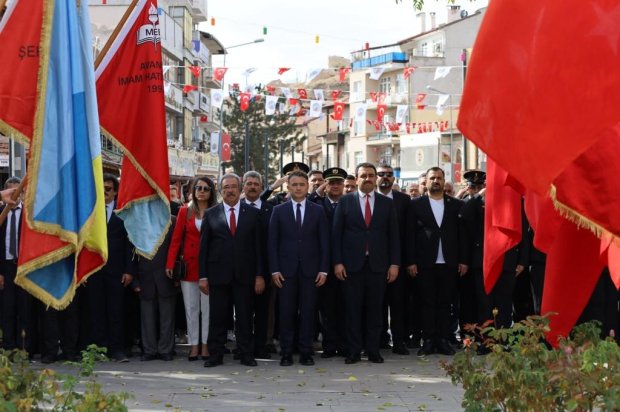 Belediye Başkanımız Sayın Mustafa Kenan Sarıtaş, Cumhuriyetimizin 102. yılı kutlamaları kapsamında düzenlenen törende, Cumhuriyet Meydanı’nda bulunan Atatürk Anıtı’na çelenk sundu.