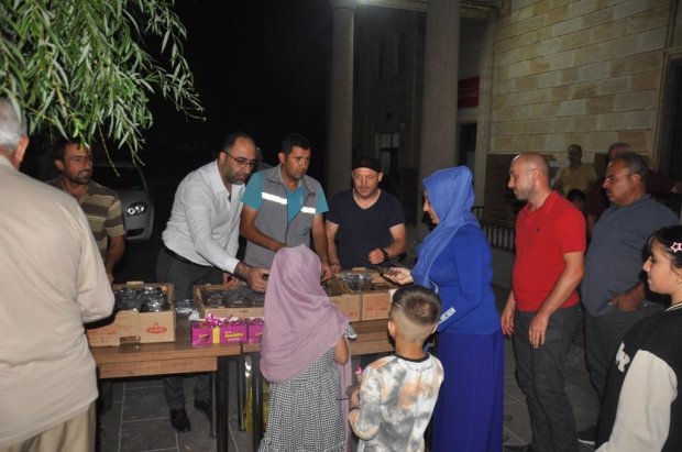 Belediyemiz tarafından Mevlit Kandili dolasıyla vatandaşlarımıza helva ikramında bulunuldu.