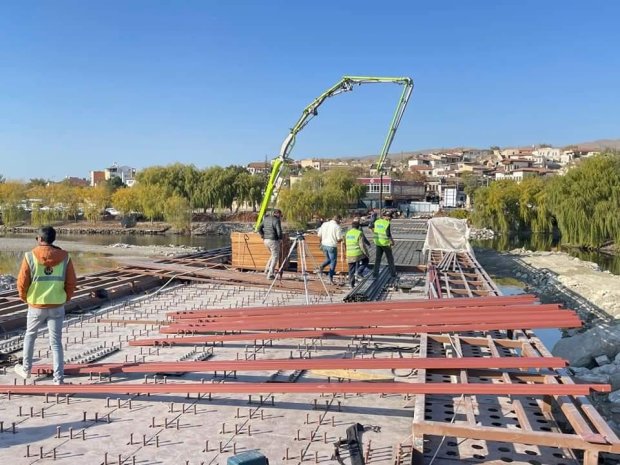 Tarihi Taş Köprüde Çelik Konstrüksiyon Üstüne Beton Atma ve Yürüyüş Yoluna Döşenecek Kereste Çalışması Yapılıyor