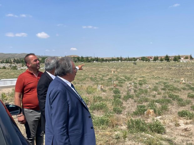 Belediye Başkanımız Sayın Mustafa Kenan Sarıtaş, mezarlıkta sürdürülen temizlik çalışmalarını yerinde inceledi.
