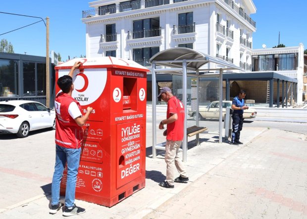 Avanos Belediye Başkanlığı, Türk Kızılay Nevşehir Şubesi ve Kızılay Lojiştik işbirliği protokolü kapsamında 8 noktaya kıyafet bağış kutuları yerleştirildi.