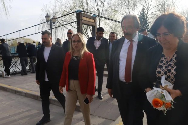 TBMM MHP Grup Başkanvekili ve Nevşehir Milletvekilimiz Sn. Prof. Dr. Filiz Kılıç, Belediye Başkanımız Sn. Mustafa Kenan Sarıtaş, MHP Avanos İlçe Başkanımız Sn. Alparslan Atasoy ve İl Genel Meclis Üyemiz Sn. Murat Öztürk, çarşı merkezinde ve Kızılırmak ken