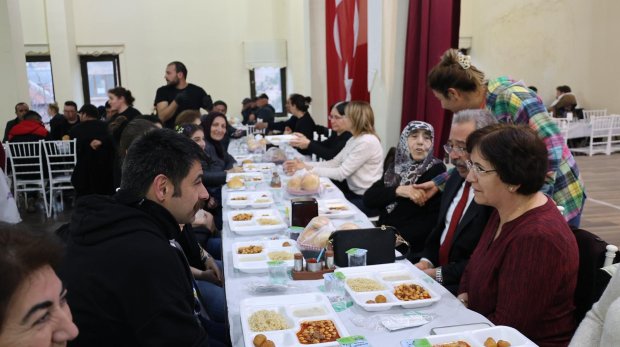 BELEDİYEMİZİN GELENEKSEL İFTAR SOFRASINDA HEMSEHRİLERİMİZ BİR ARADA ORUÇLARINI AÇIYOR