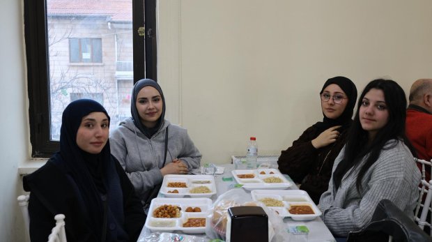 BELEDİYEMİZİN GELENEKSEL İFTAR SOFRASINDA HEMSEHRİLERİMİZ BİR ARADA ORUÇLARINI AÇIYOR