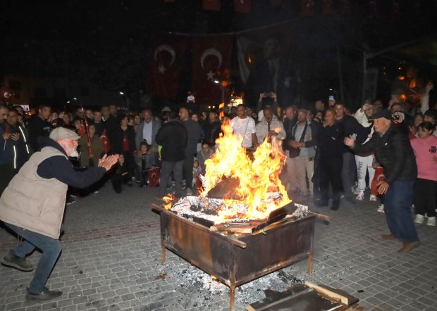 Cumhuriyet coşkusu meydanda yakılan sin sin ateşi ve çalınan marşlarla doyasıya kutlandı.