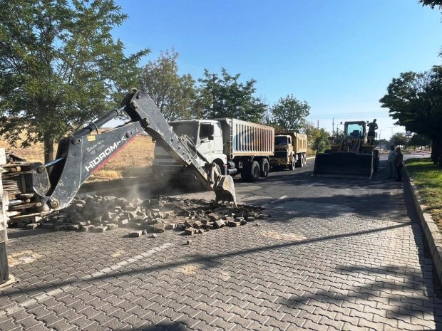 Belediye Başkanımız Sayın Mustafa Kenan Sarıtaş, İnönü Caddesi’nde sıcak asfalt çalışmalarının startını verdi.