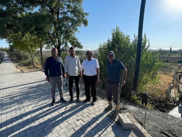 Çevre Yolu Köprüsü ile Karaseki Mahallesi kavşağı arasında yer alan güzergâhta, yolun her iki cephesinde yürütülen kaldırım ve bordür çalışmaları tamamlandı.